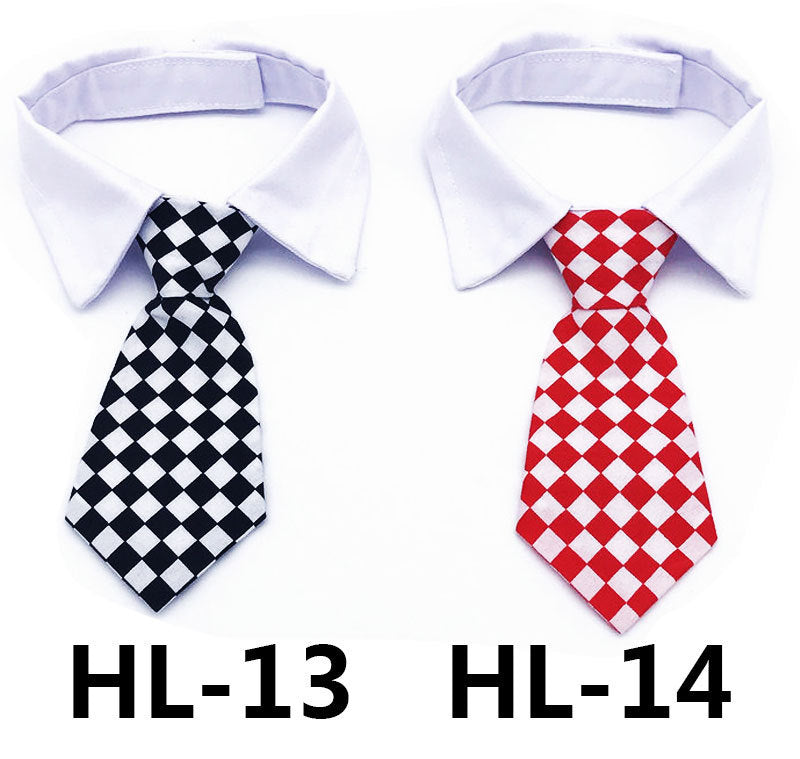 Cravate pour chiens et chats en motifs damier noir et rouge, accessoire élégant pour animaux de compagnie.
