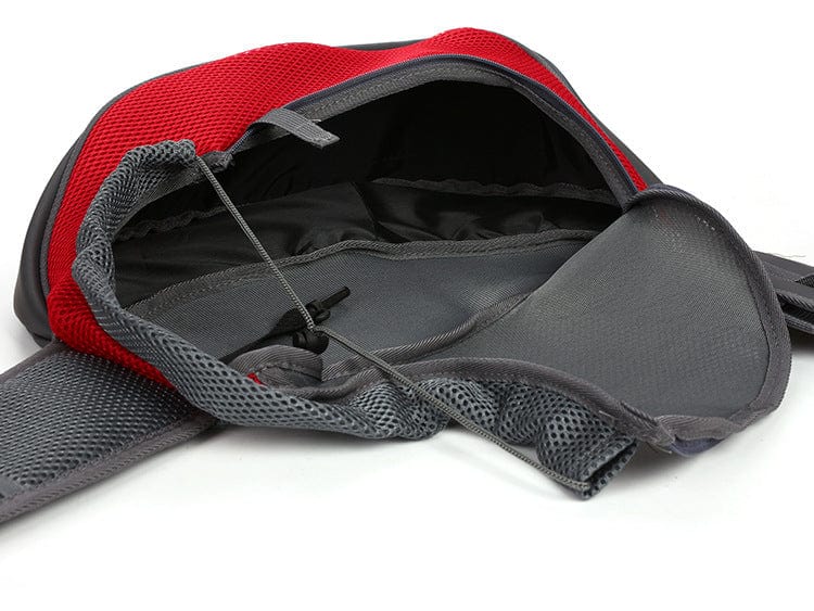 Intérieur du sac de voyage pour chien et chat, conçu en maille respirante et rangement pratique en gris et rouge.