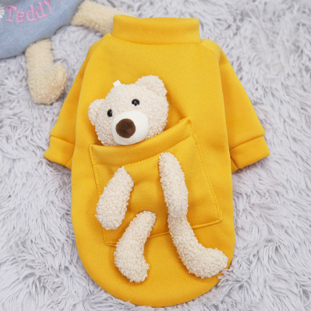 Pull mignon jaune pour petits chiens avec une peluche ours dans la poche, idéal pour le confort de votre animal.