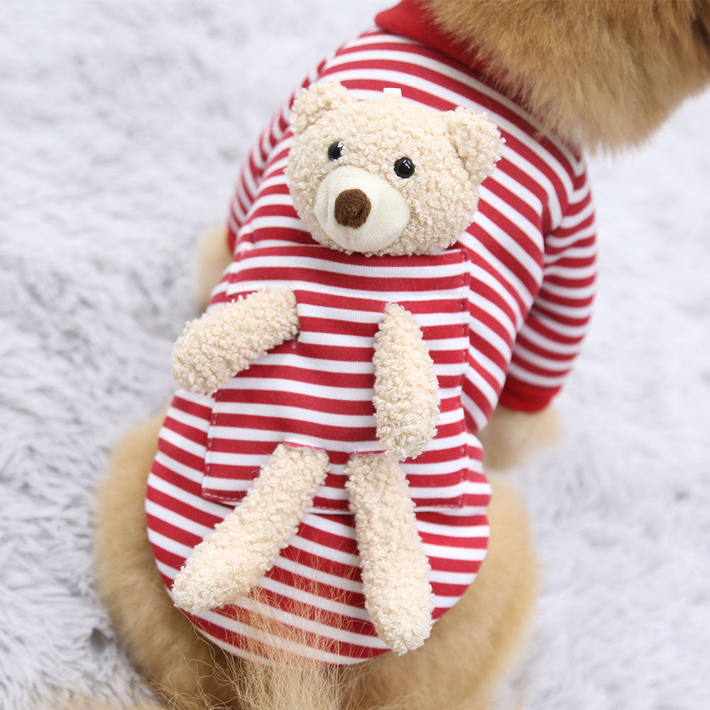 Pull en polyester rayé rouge et blanc pour petits chiens, avec ours en peluche attaché au dos.