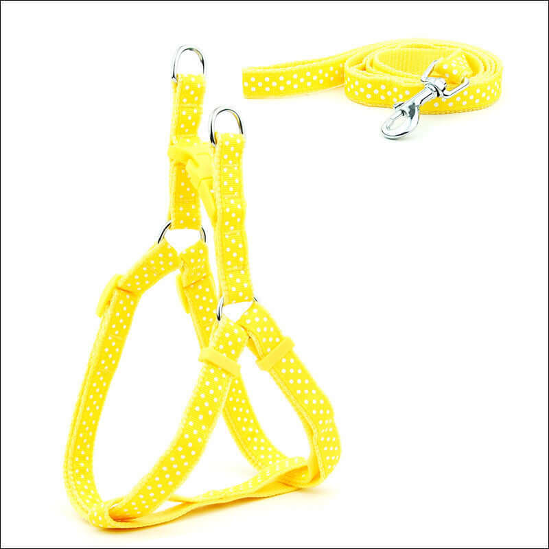 Laisse pour animaux à pois jaune et sangle de poitrine pour chiens confortables et durables.