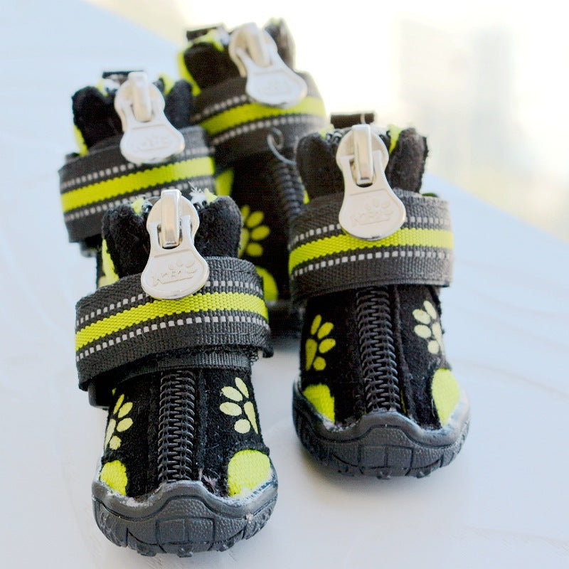 Chaussures en suède pour chiens, imperméables et antidérapantes, disponibles en couleurs vibrantes.