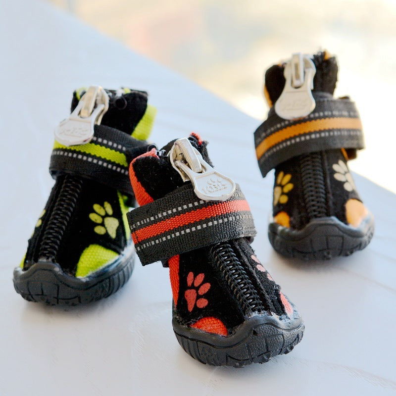 Chaussures en suède pour chiens, confortables et imperméables, en noir avec motifs colorés, disponibles pour chiens moyens et grands