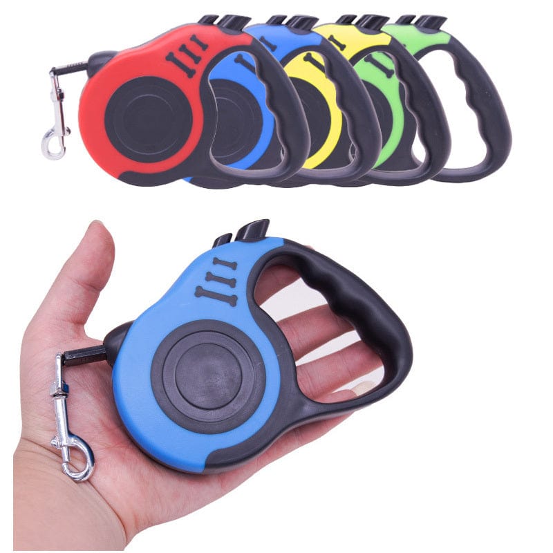 Ensemble de laisses pour chien en différentes couleurs, avec une main tenant une laisse bleue, pratique pour les promenades.