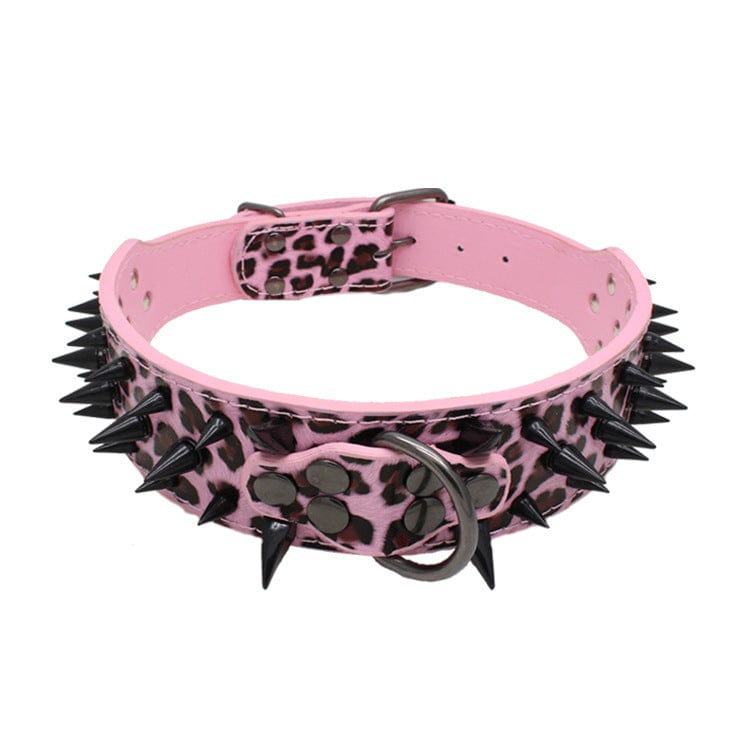Collier pour chien résistant avec design léopard et pointes noires, parfait pour la sécurité et le style de votre animal.