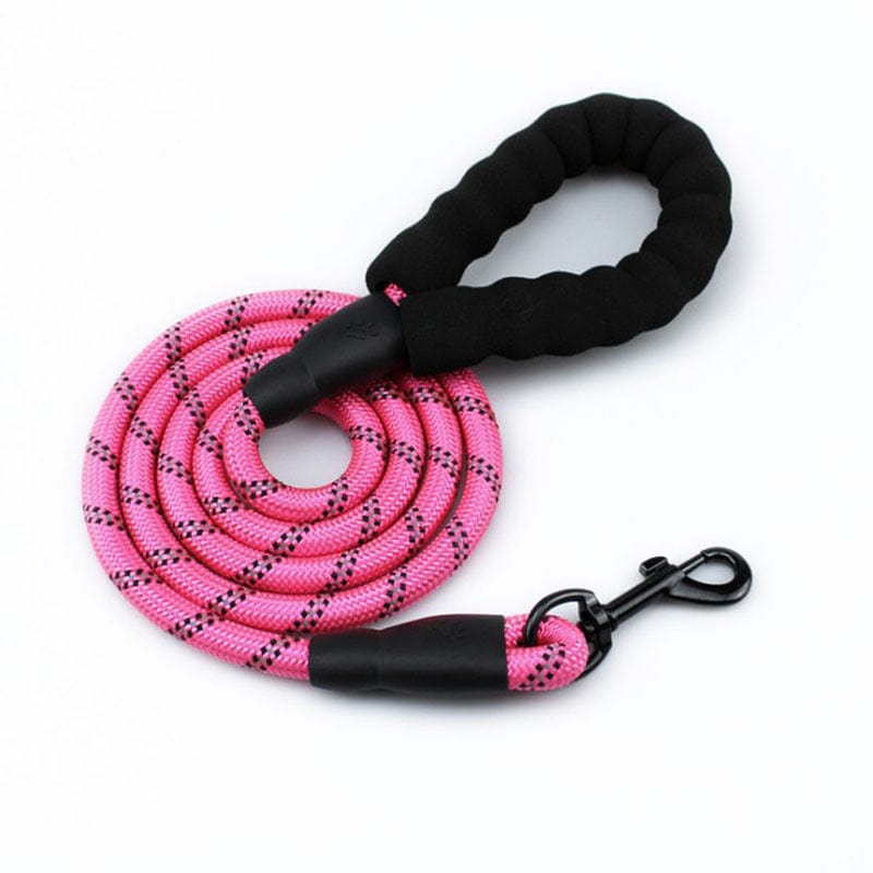 Corde de traction réfléchissante en nylon rose pour animaux avec poignée rembourrée et mousqueton.