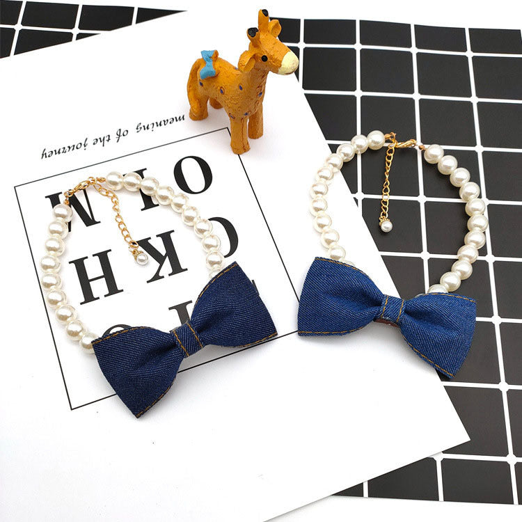 Collier en perles pour animaux avec nœud en denim, élégant et confortable pour chiens et chats.