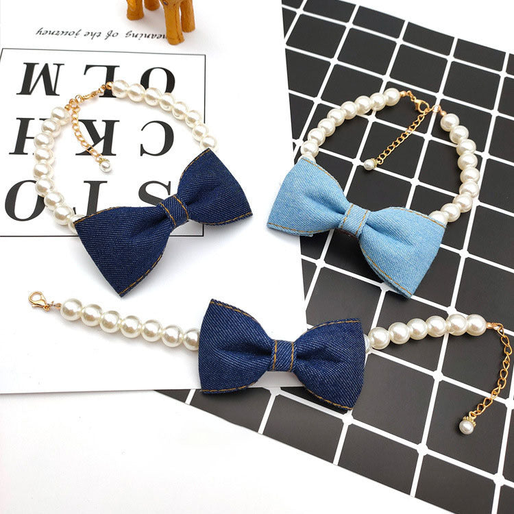 Collier en perles pour animaux avec nœuds en denim, accessoires élégants pour chiens et chats.