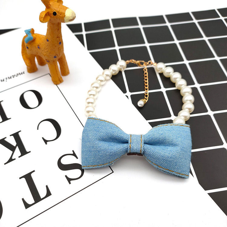 Collier en perles avec noeud en denim pour chien et chat, accessoire élégant et confortable.