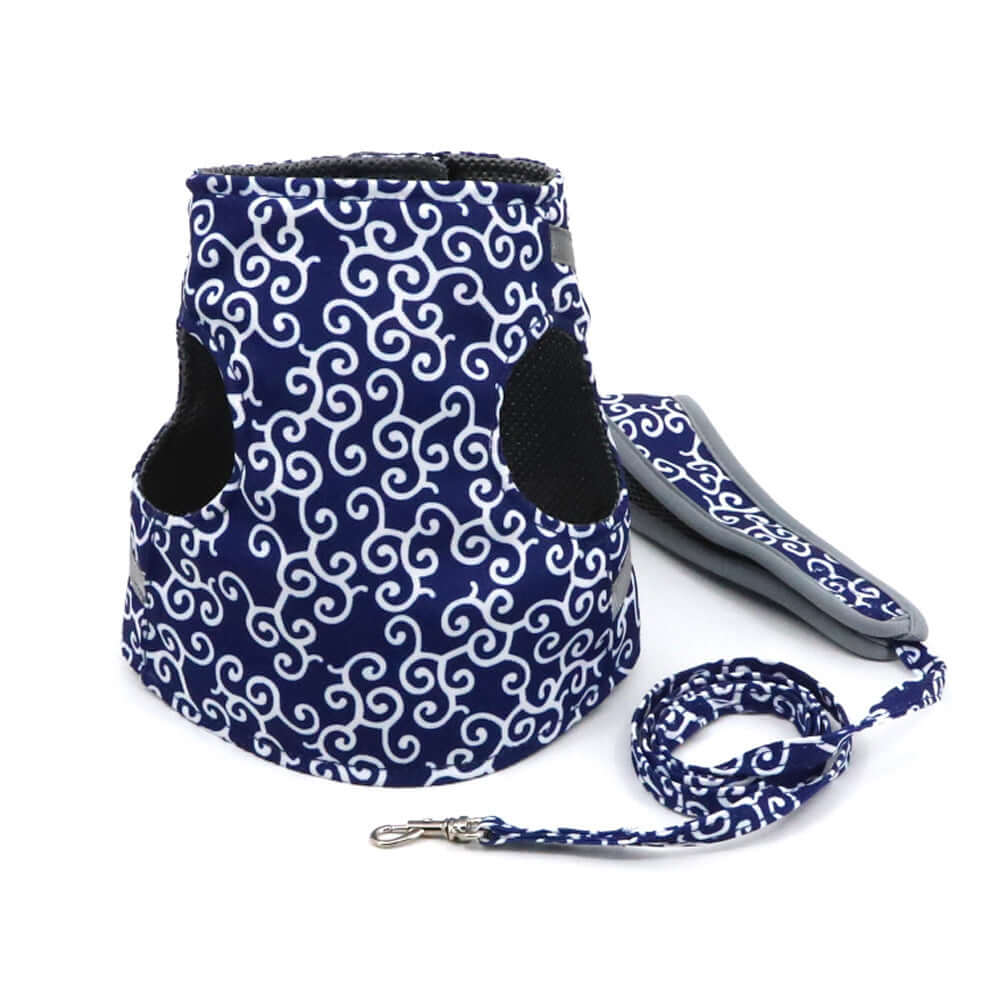 Gilet de traction pour animaux avec motif bleu et blanc, accompagné d'une laisse colorée.