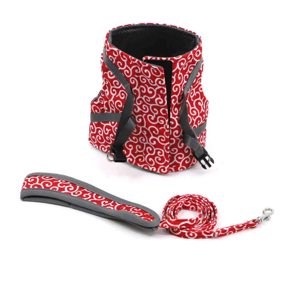 Gilet de traction rouge pour chats et chiens avec laisse assortie, conçu pour le confort et la sécurité.