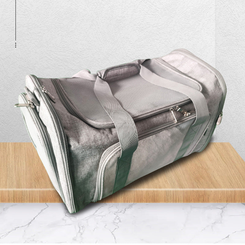 Sac de voiture étanche épais pour animaux en nylon sur une table en bois.