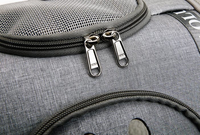 Détails des fermetures éclair du sac à dos portable pour animaux, conçu pour le confort et la sécurité.