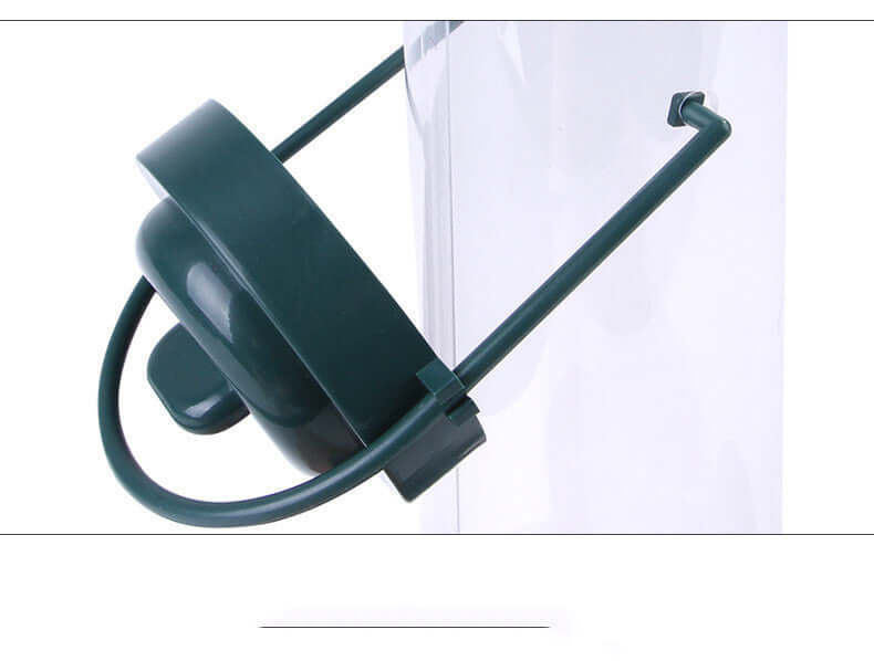 Distributeur de nourriture pour oiseaux suspendu avec design en PVC durable et fonctionnel.