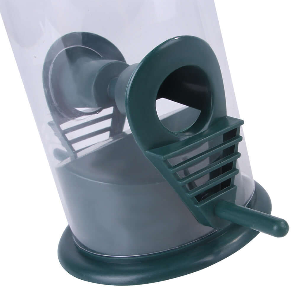 Distributeur de nourriture pour oiseaux suspendu en jardin, design en PVC durable.