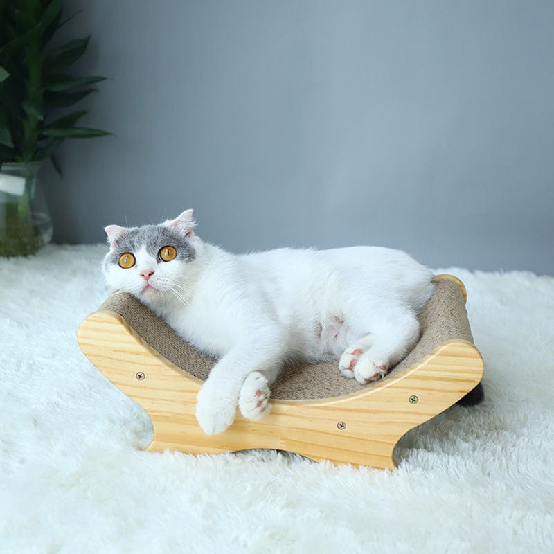 Chat se reposant sur un aiguiseur de griffes en jouet en bois et papier ondulé, adapté pour le jeu et le grattage.