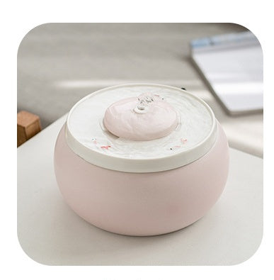 Fontaine à boisson automatique en céramique rose pour chats, design esthétique et pratique.
