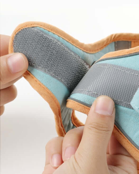 Détail d'une laisse respirante pour chats, montrant le tissu doux et les attaches en velcro pour un ajustement confortable.