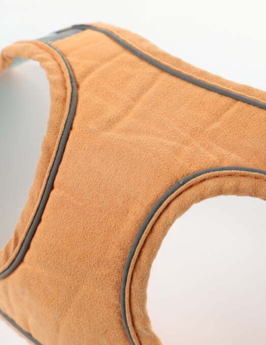 Laisse de traction respirante pour chats en tissu doux et confortable, coloris orange, idéale pour les promenades nocturnes.
