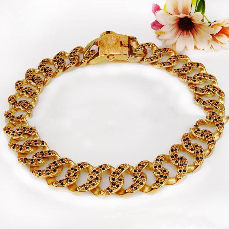 Collier chien en diamant miroitant avec élégante chaîne dorée et brillante, parfait pour le luxe des animaux.