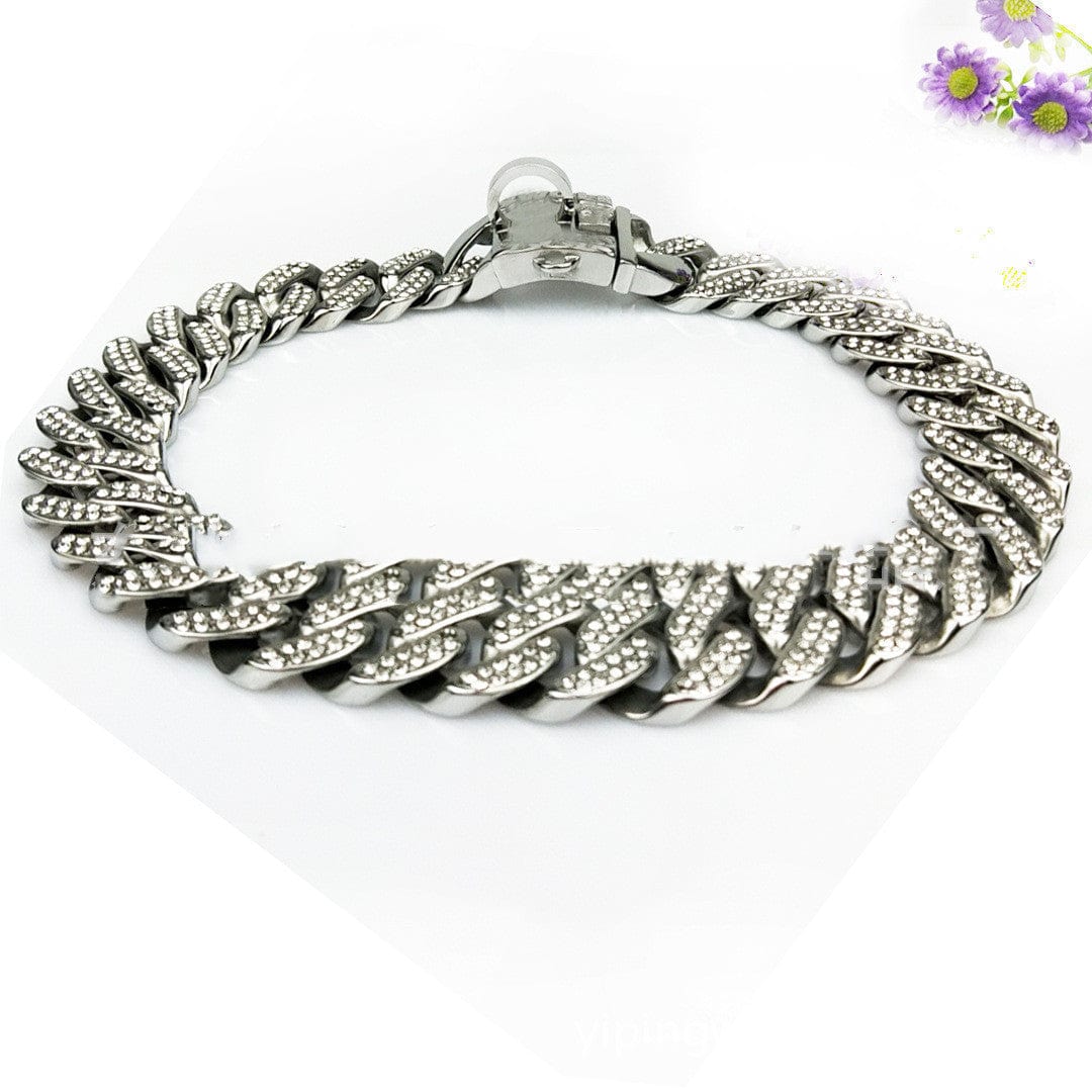 Bracelet en acier inoxydable avec design entrelacé et éclats brillants, idéal pour un look élégant.