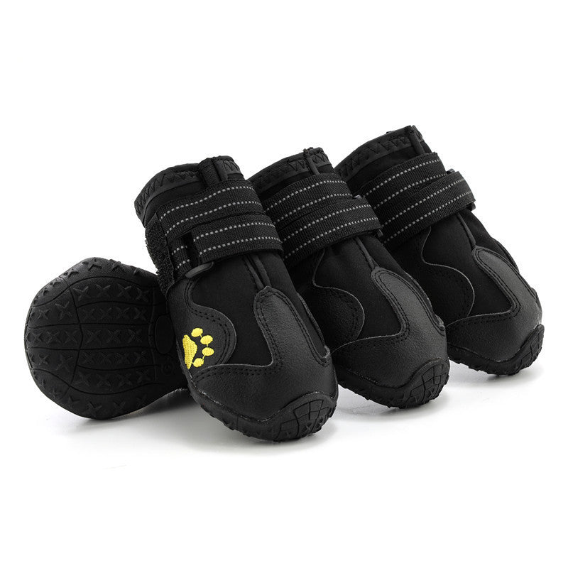 Bottes imperméables et résistantes pour chiens, idéales pour protéger les pattes lors des aventures en extérieur.
