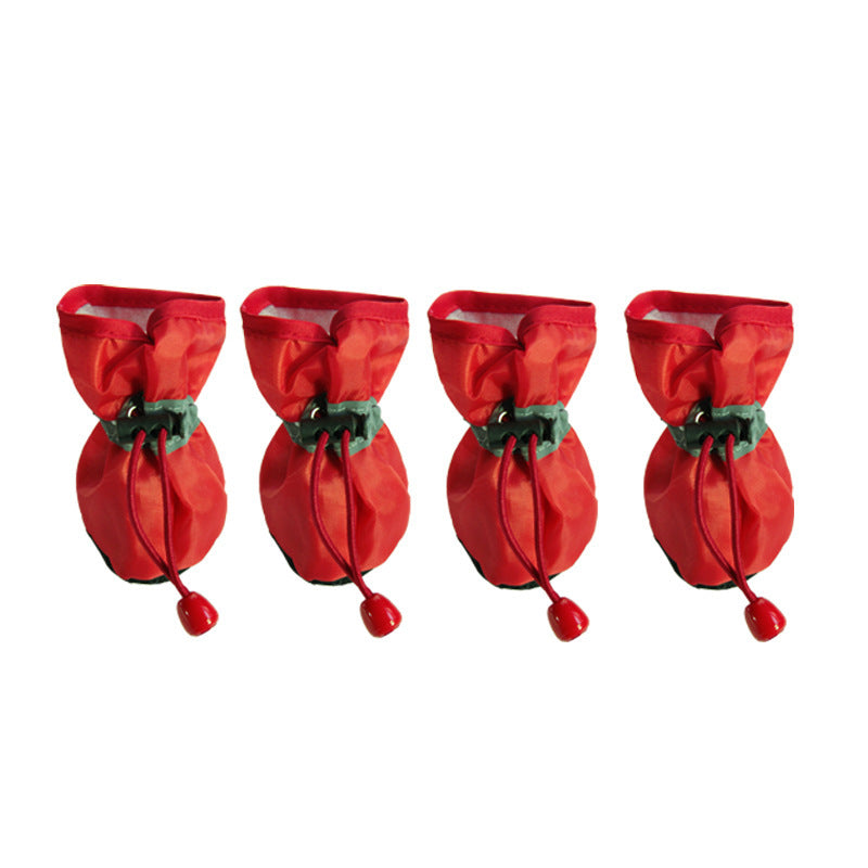 Quatre paires de chaussures pour chiens en rouge, offrant confort et protection pour leurs pattes.
