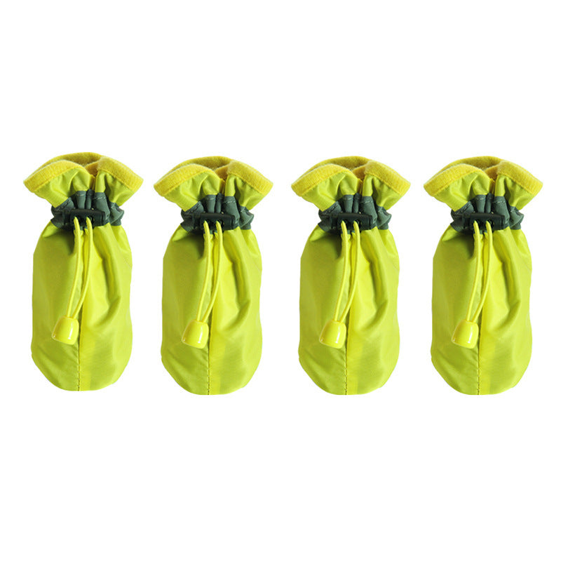 Quatre sacs en tissu jaune, utiles pour ranger des accessoires pour animaux comme chaussures ou jouets.