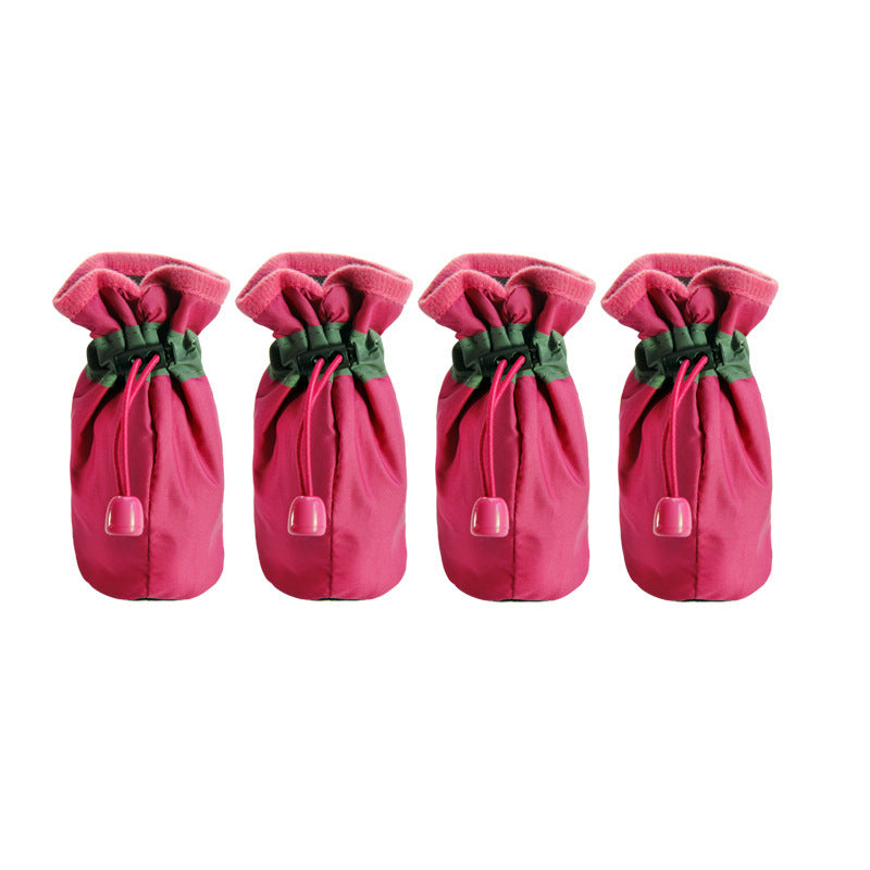 Quatre paires de chaussures pour chiens en tissu rose respirant, offrant confort et protection des pattes.