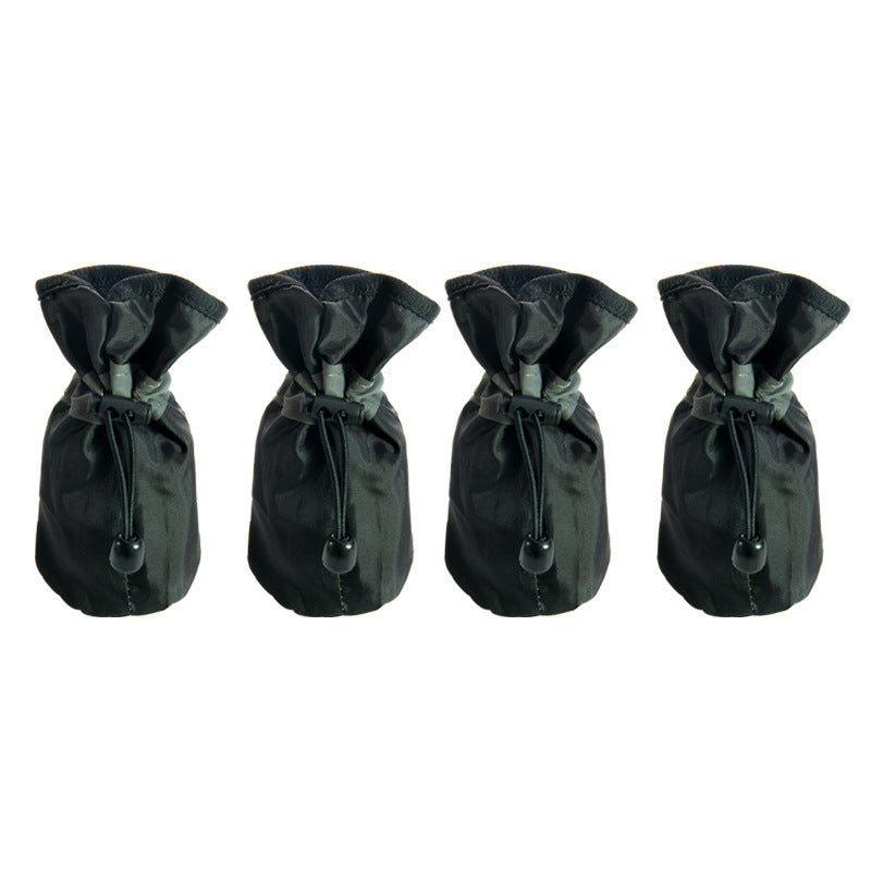 Quatre sacs noirs en tissu avec cordon de serrage, idéaux pour le transport d'accessoires pour animaux.