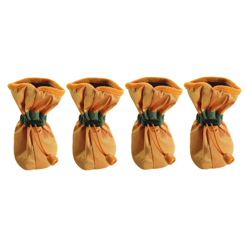 Chaussures pour chiens en tissu respirant, offrant confort et sécurité sur divers terrains.