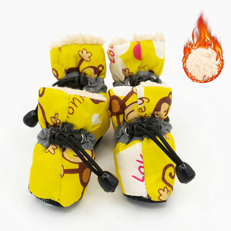 Chaussures jaunes pour chien avec motif de singe, offrant confort et protection contre les surfaces extrêmes.