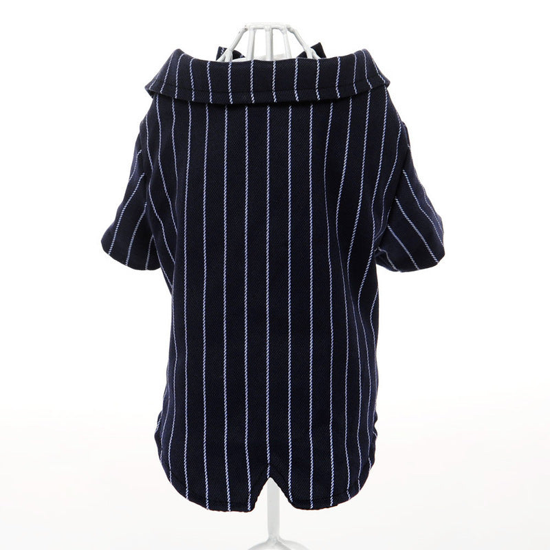 Robe stylée pour chien, design à rayures en satin noir imitation, élégante et confortable pour animaux.