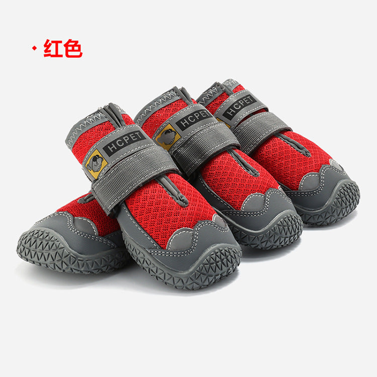 Chaussures d'été respirantes pour chiens en rouge, caoutchouc, anti-dérapant, et confortable.