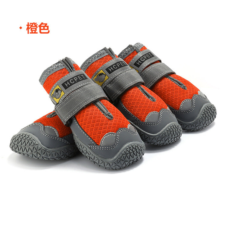 Chaussures d'été respirantes pour chiens en rouge et gris, design antidérapant et durable.