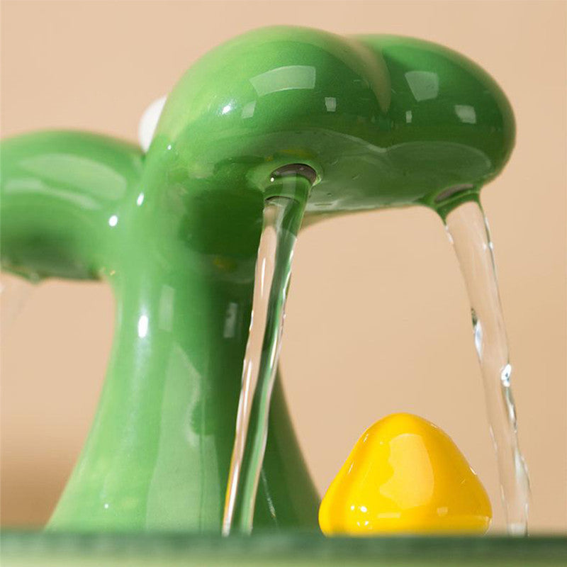Fontaine à boire automatique en céramique pour chats avec eau coulante et élément décoratif en forme de canard.