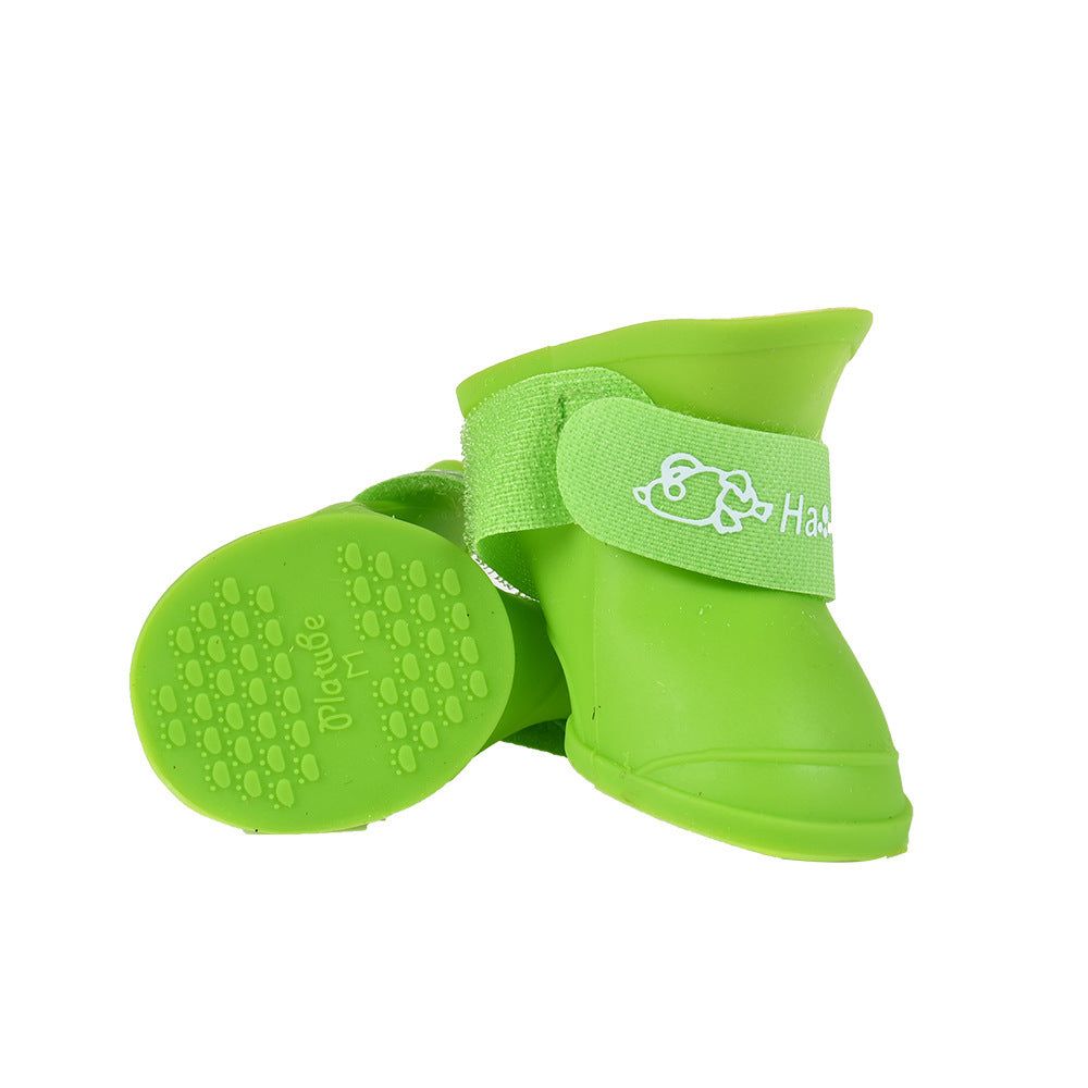 Couple de chaussures en silicone vertes pour animaux, résistantes et étanches, idéales pour le confort des chiens.