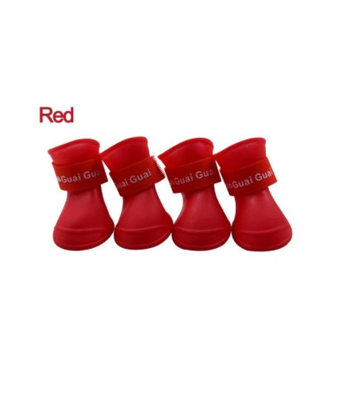Chaussures en silicone douces et étanches pour animaux, couleur rouge, ensemble de quatre.