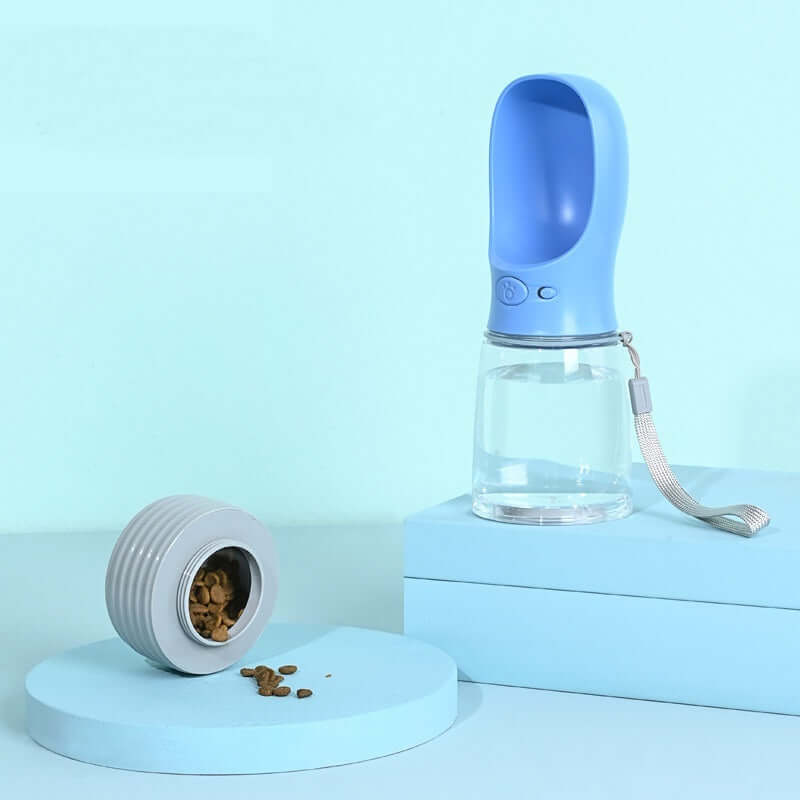 Fontaine à Boire Portable pour Chiens et Chats en bleu avec bol de nourriture sur un fond bleu.