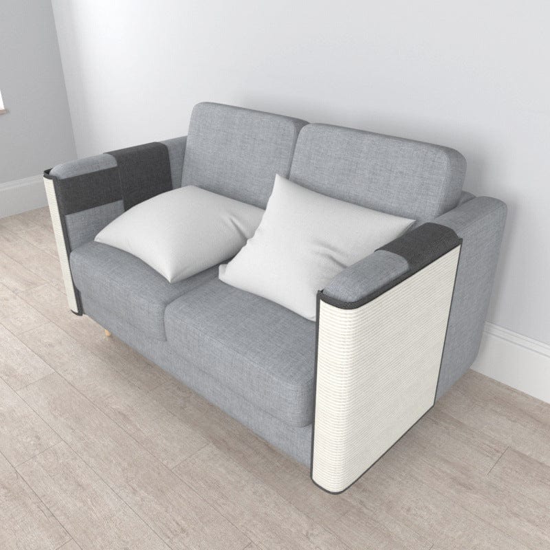 Griffoir pour chat sur un canapé gris, protégé avec coussins décoratifs, offrant un espace de grattage.