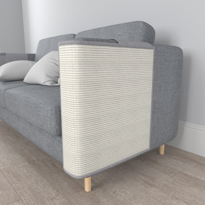 Griffoir pour chat élégant sur un canapé gris, protection de mobilier en sisal durable.