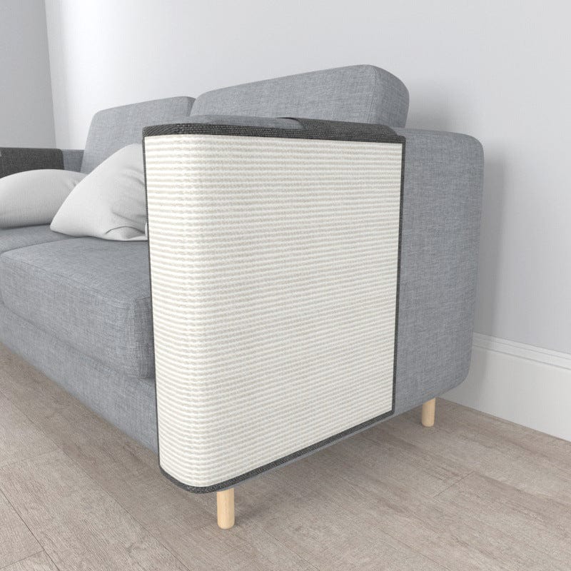 Griffoir pour chat protégeant un canapé gris avec coussins, en sisal durable et design épuré.