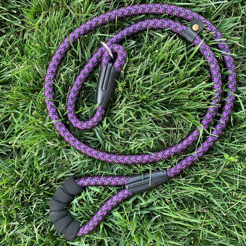 Chaine pour chien en violet, conçue pour un confort optimal et une sécurité renforcée sur pelouse.