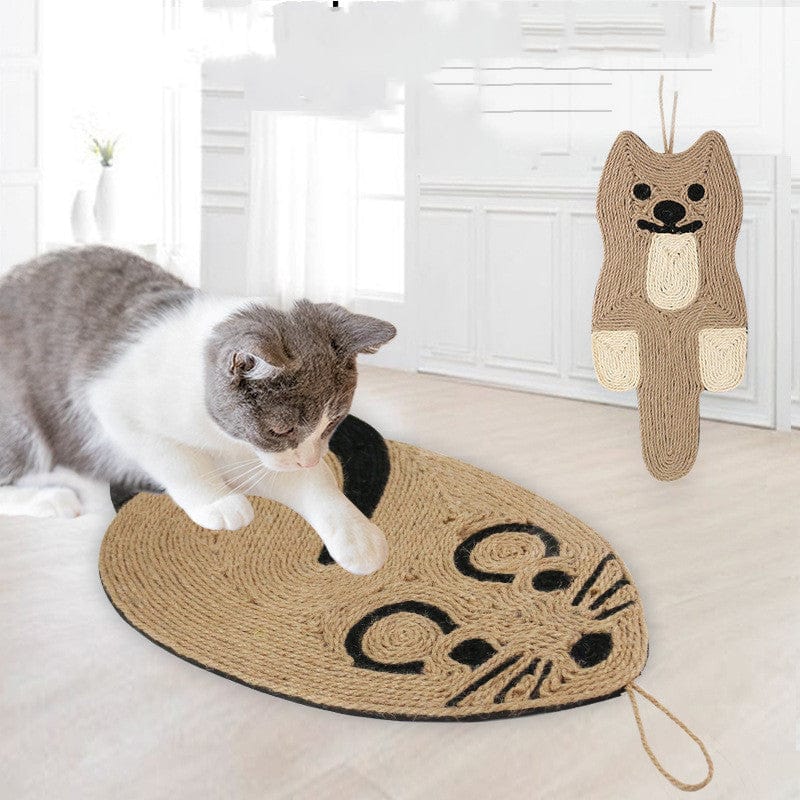 Chat jouant sur un tapis à griffer en sisal en forme de souris dans un intérieur lumineux.