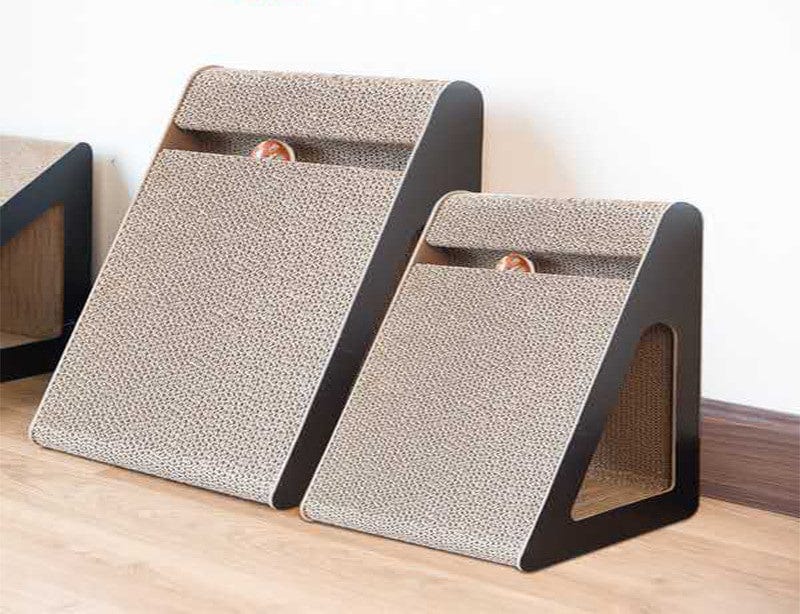 Griffoir en triangle pour chat en papier ondulé, moderne et robuste, idéal pour affûter les griffes et jouer.