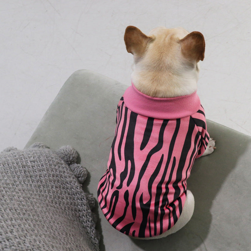 Petit chien dans un pull épais en polaire style zèbre, parfait pour l'hiver, avec une couleur rose tendance.