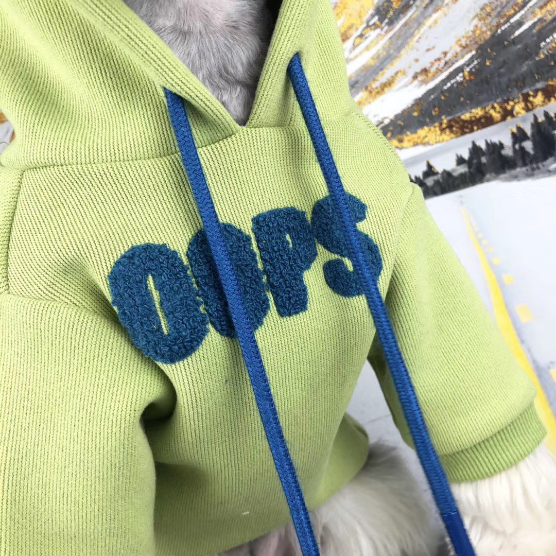 Pull en velours vert avec inscription 'OOPS' et cordons bleus, conçu pour garder votre animal au chaud.