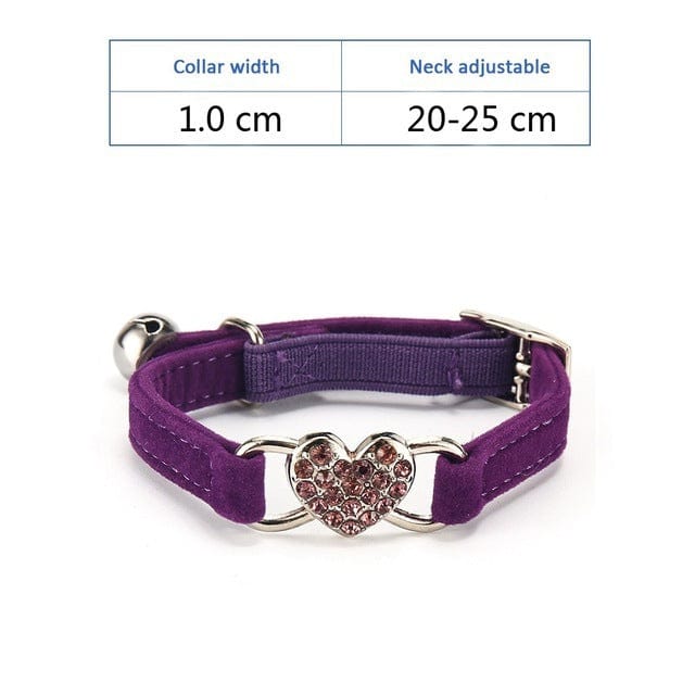 Collier pour chiens et chats en tissu plush violet avec cloche et cœur décoratif, ajustable de 20-25 cm.