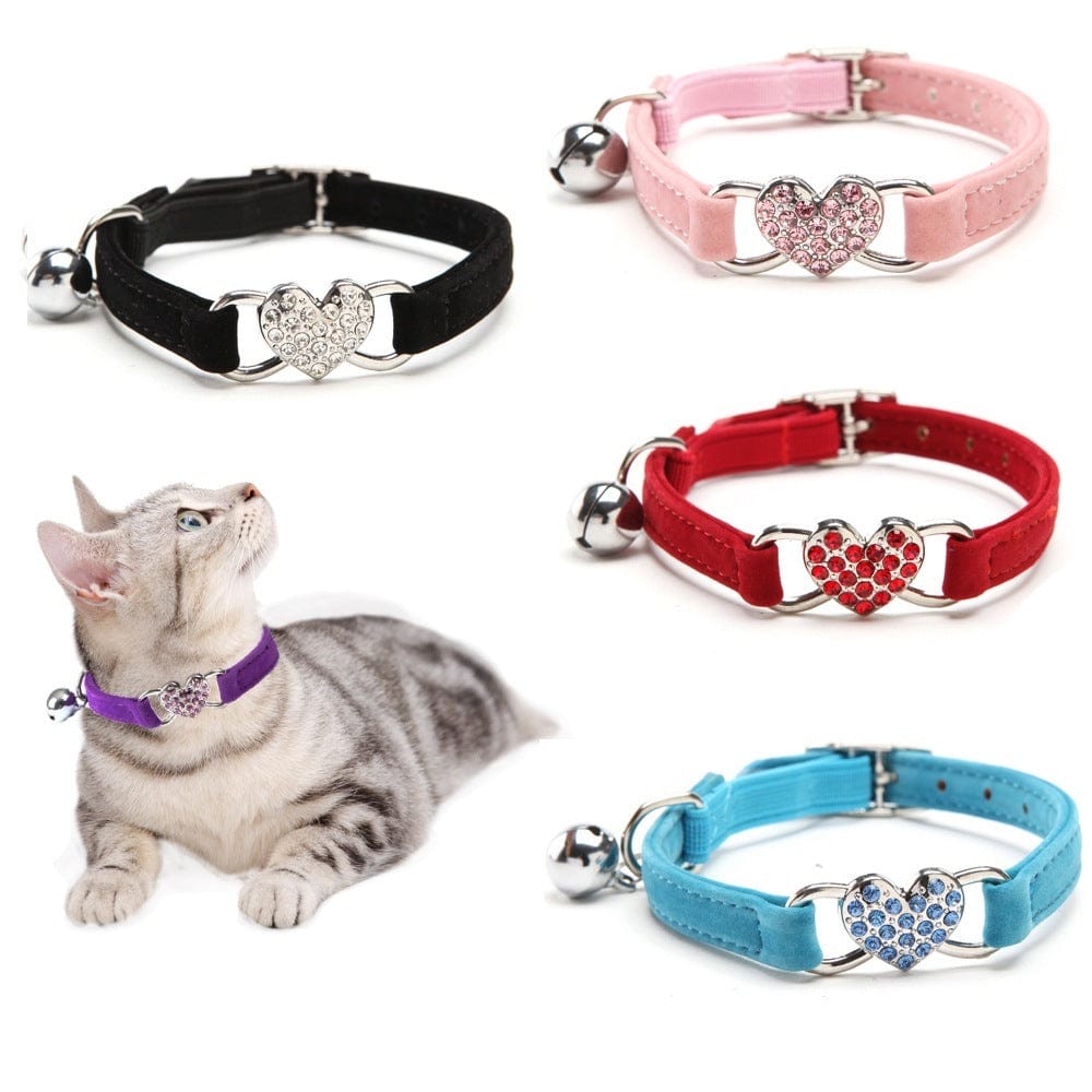 Collier pour chat en tissu plush avec cloche, disponible en plusieurs couleurs et styles avec cœur décoratif.