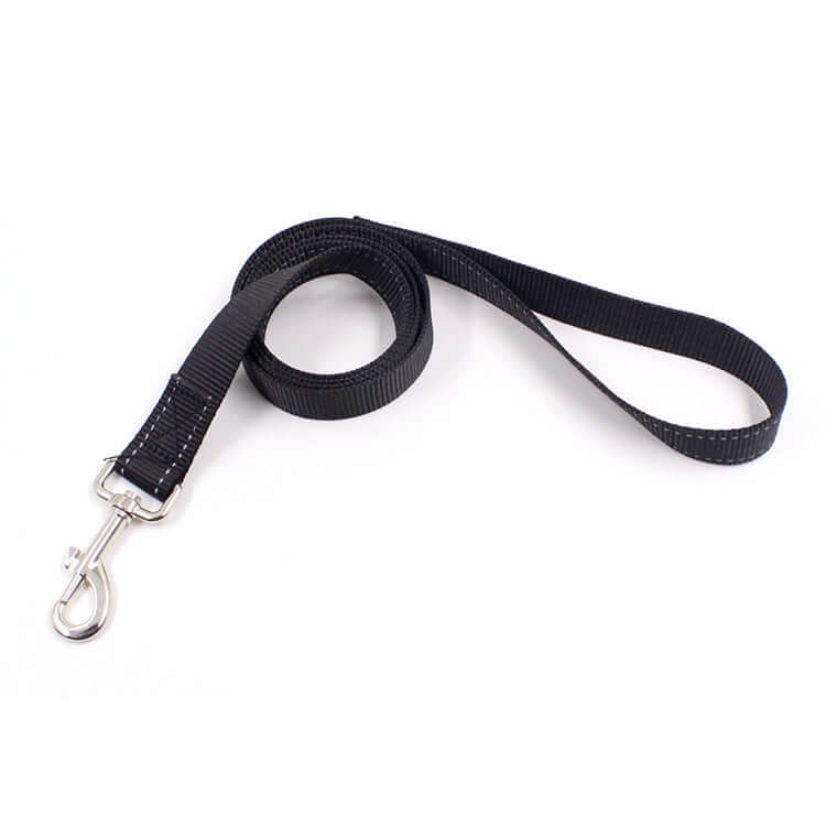 Laisse pour chien en nylon noir avec clip en métal, idéale pour les promenades et la sécurité.